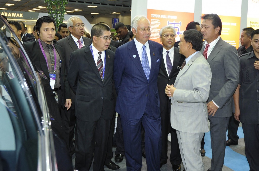 Datuk Ismet Suki, President of UMW Toyota Motor briefing the Prime Minister Dato' Sri Haji Mohammad Najib bin Tun Haji Abdul Razak