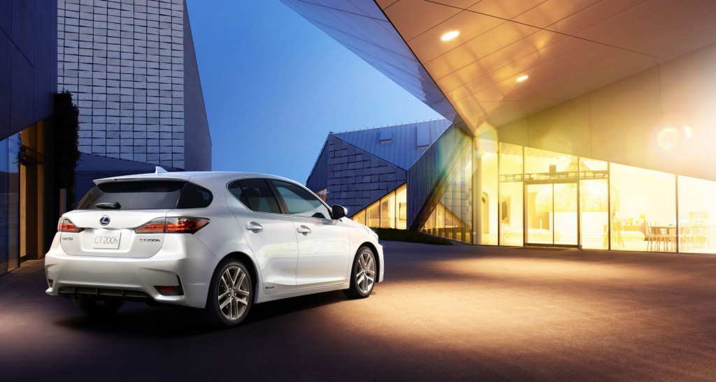 2014_Lexus_CT_200h_002