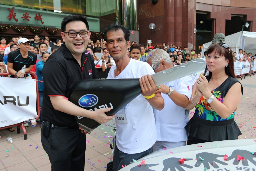 Glenn Tan (left), Executive Director, Tan Chong International Ltd presenting 43-year-old Singaporean Mr. Yusman Wright the grand prize