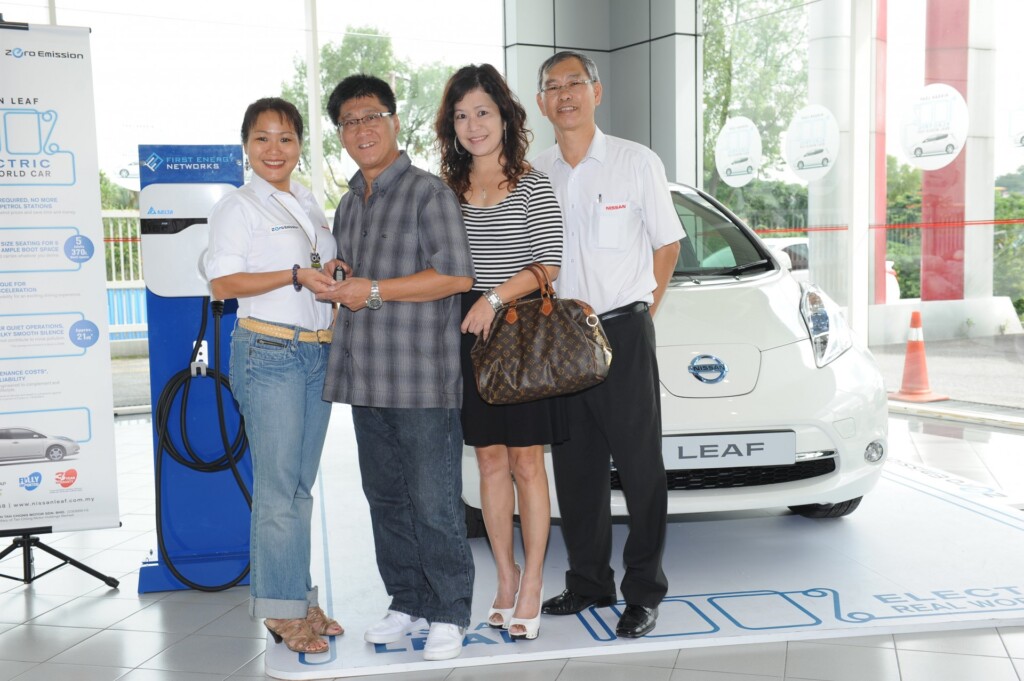 (from L to R): Jaclyn Loy, Head of Business of Edaran Tan Chong Motor (Tengah)Sdn. Bhd.; Peter Mun & wife, Jeanie Sheu (representatives to the 1st LEAF Owner) and Kelvin Soh, Sales Advisor of Edaran Tan Chong Motor (Tengah) Sdn. Bhd.