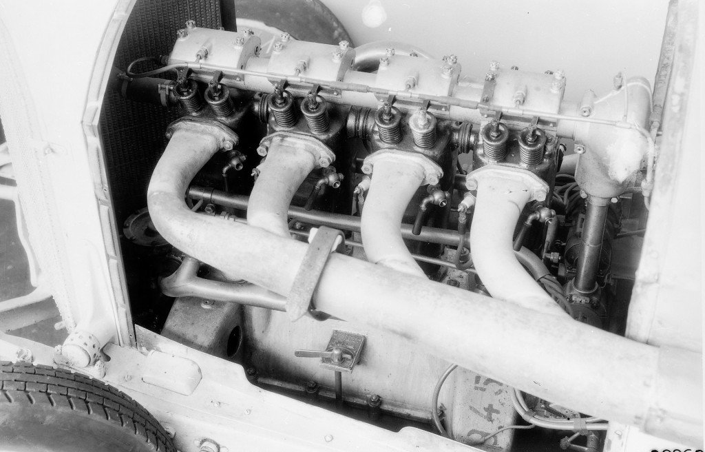 Four-valve technology at Mercedes: Engine compartment of the Grand Prix racing car of 1914 – the 115 hp (85 kW) 4.5-liter four-cylinder engine had one intake valve and two exhaust valves per cylinder.