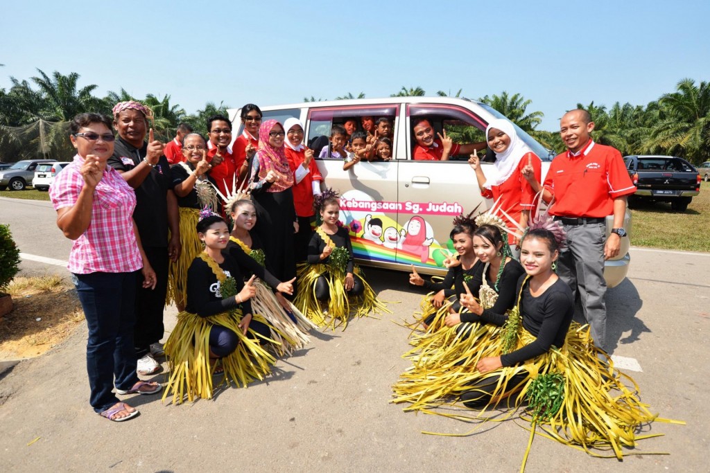 SK Sg Judah Students & Teachers with Suzuki APV_06