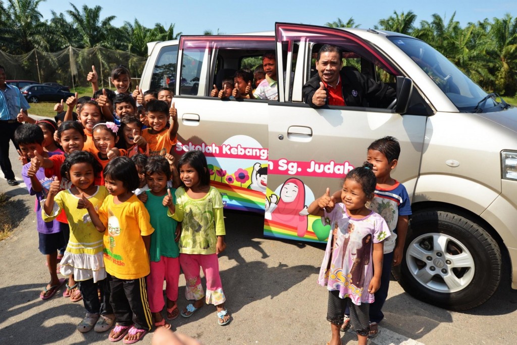 SK Sg Judah students  & Headmaster with Suzuki APV _04