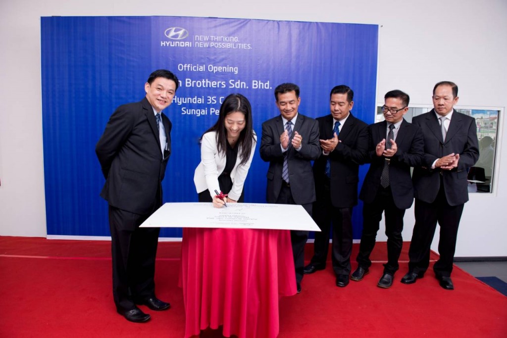 Plaque Signing Ceremony - (L to R) Mr Lau Yit Mun, Ms Audrey Byun, Mr Lim Tiang Soon, Mr Lim Tiang Beng, Mr Lim Tean Choy and Mr Ong Siak Chuah