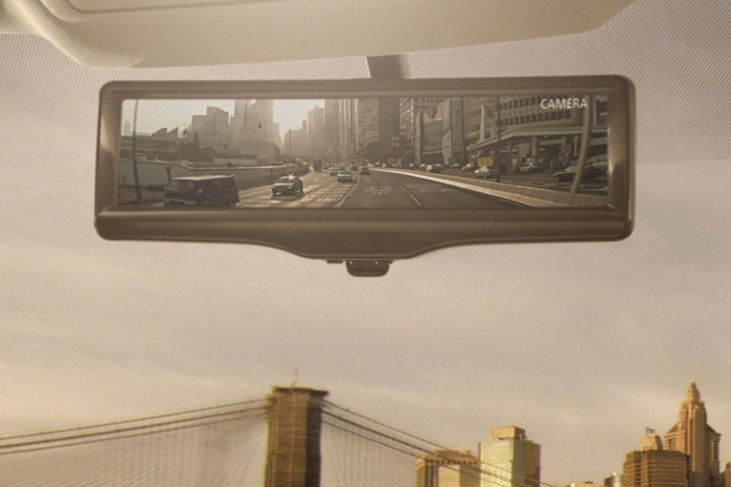 Nissan-Smart-Rearview-Mirror-3[3]