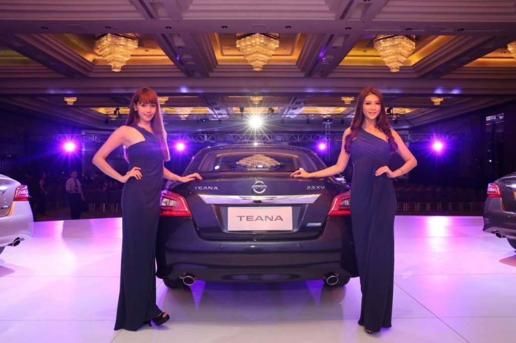 07_Launch _All-New Teana_Rear_w Model