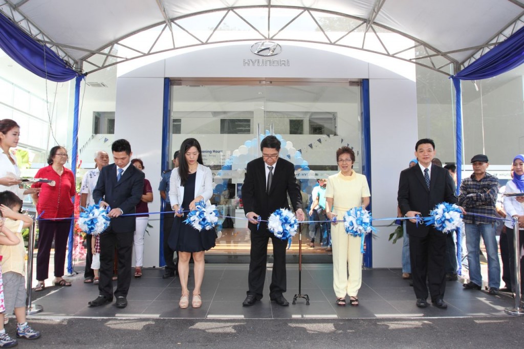 Ribbon Cutting Ceremony L-R_ Mr. Anson Fan, Ms. Audrey Byun, Mr. Fan Yeon Sang, Mdm Chai Soong Moy & Mr Lau Yit Mun